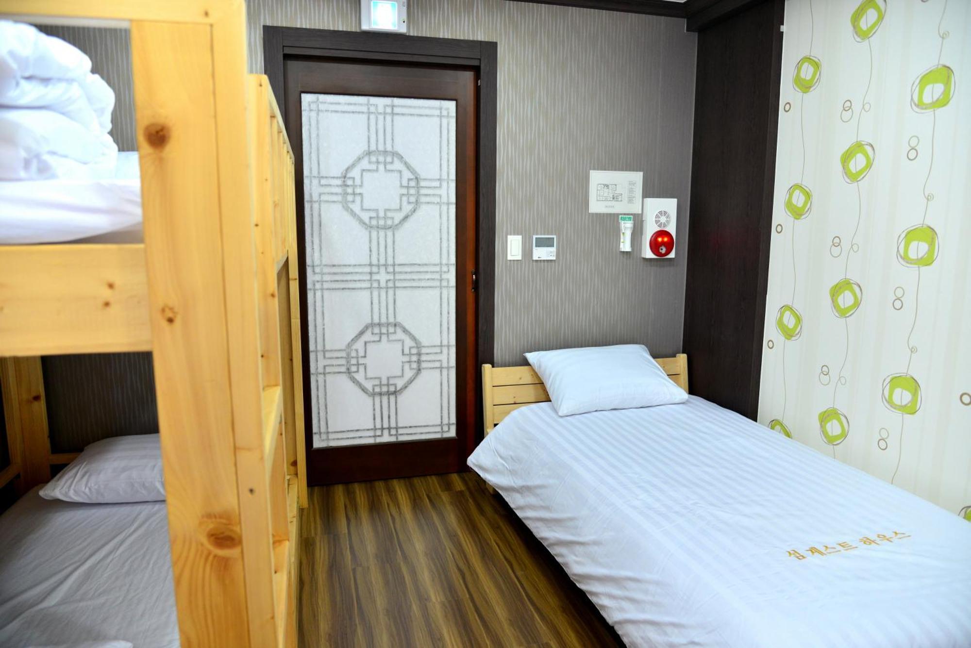 Seom Guesthouse Seogwipo Bagian luar foto